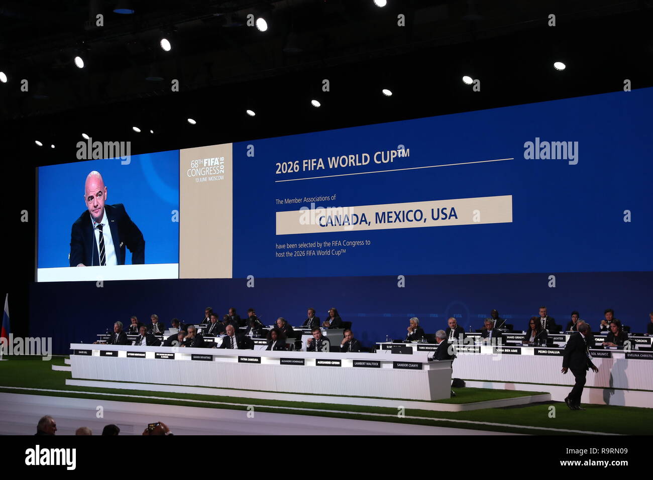 (181227) -- PECHINO, Dic 27, 2018 (Xinhua) -- Fotografia scattata a giugno 13, 2018 mostra una schermata che mostra il Canada, il Messico e gli Stati Uniti vincendo l'offerta congiunta per ospitare il 2026 Coppa del Mondo di calcio a Mosca, in Russia. L'offerta congiunta da parte degli Stati Uniti, il Canada e il Messico ha vinto il diritto di ospitare il 2026 Coppa del Mondo FIFA 68° Congresso a Mosca il 13 giugno. Delle 80 partite per essere giocato, 60 verrà svolto negli Stati Uniti con il Canada e il Messico hosting 10 corrisponde a ciascuna. Il Messico, che ha tenuto il 1970 e 1986 World Cup, sarà il primo paese ad ospitare il torneo tre volte. (Xinhua/Cao C Foto Stock