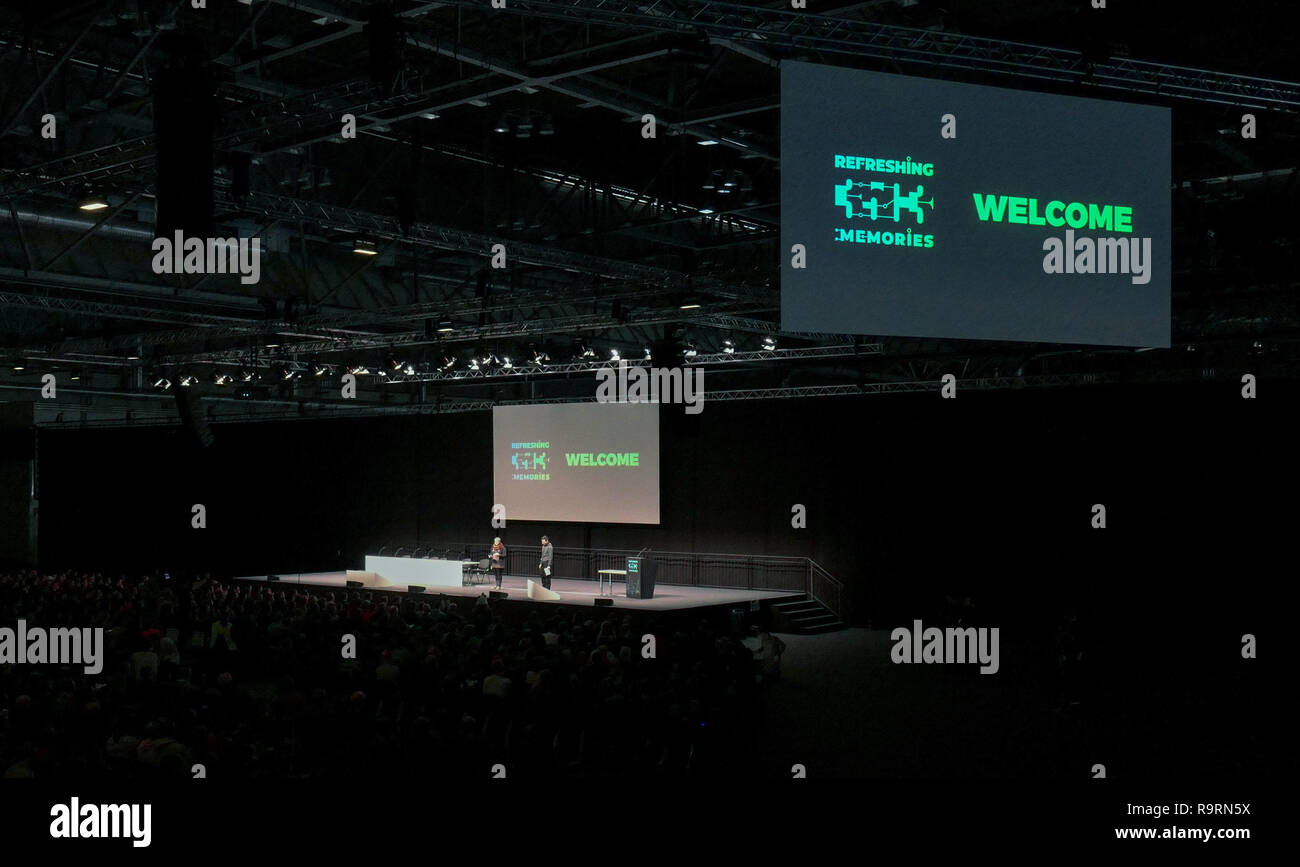 Leipzig, Germania. 27 Dic, 2018. 35Th caos Congresso di comunicazione (35c3) presso la fiera. Il Chaos Computer Club vi invita al suo congresso annuale sotto il motto "rinfrescante" ricordi". Per quattro giorni, ci si concentrerà sugli aspetti della sicurezza IT, ma anche su questioni socio-politiche. 16.000 visitatori sono attesi al Leipzig Fiera. Credito: Pietro Endig/dpa/Alamy Live News Foto Stock