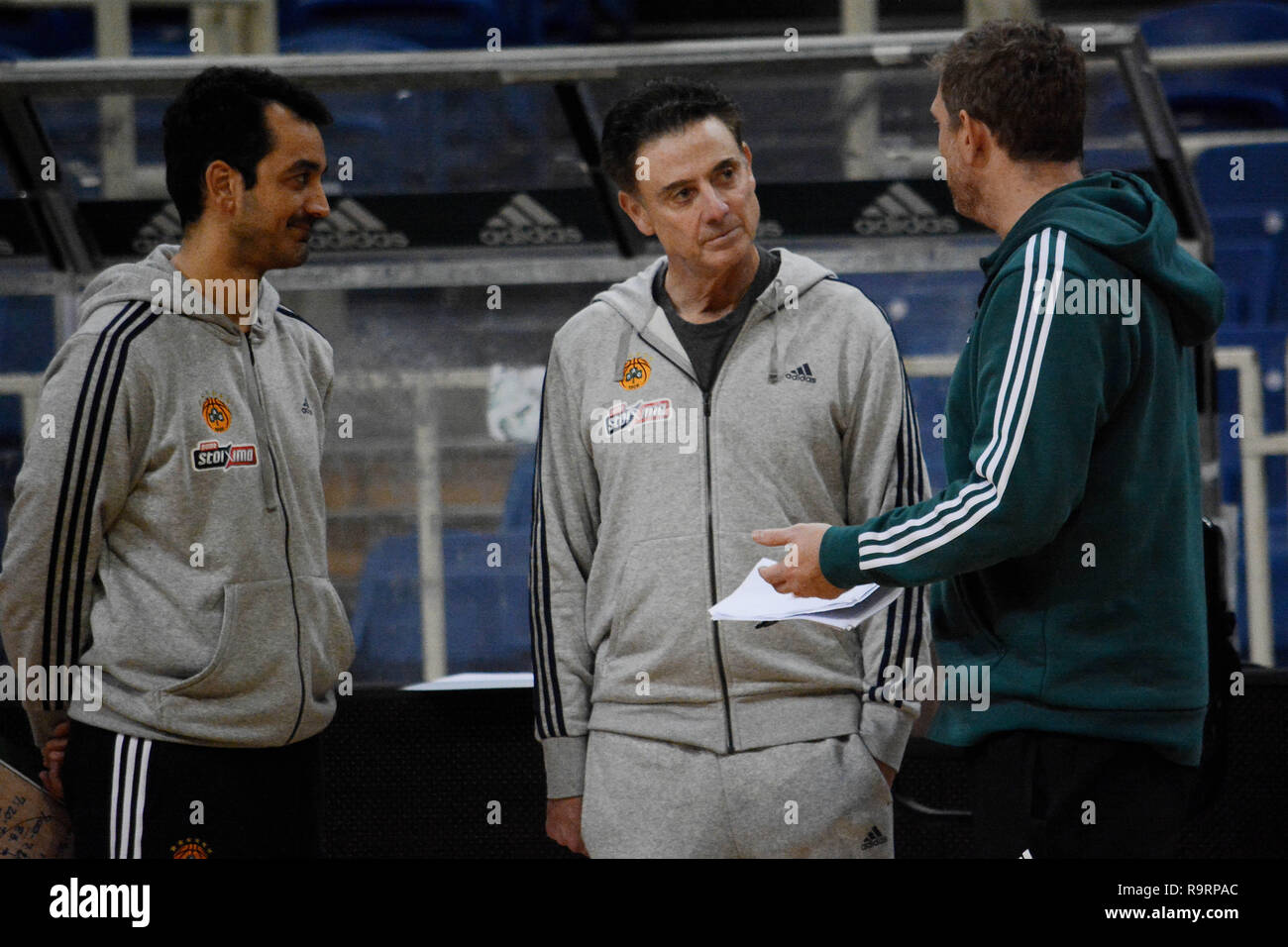 Atene, Grecia. 27 Dic, 2018. Allenatore del Panathinaikos BC Rick Pitino visto al suo primo allenamento prima della partita con il CSKA. Credito: Giorgos Zachos SOPA/images/ZUMA filo/Alamy Live News Foto Stock