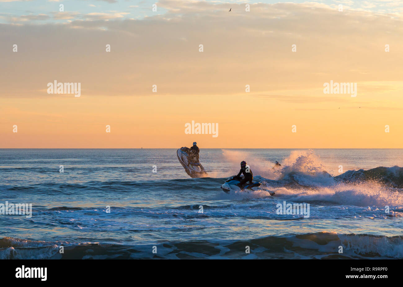 Bournemouth, Dorset, Regno Unito. 27 Dicembre 2018. Gli appassionati di moto d'acqua, alla luce della sera, esibiscono le loro abilità e i loro trucchi, si divertono a emozionare la folla sulla spiaggia e sul molo. Gli appassionati di moto d'acqua jetski jetski jet ski jetski jetski jetski ski ski ski jetski ski ski ski. Credit: Carolyn Jenkins/Alamy Live News Foto Stock