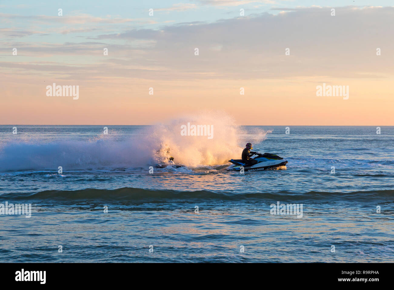 Bournemouth, Dorset, Regno Unito. 27 Dicembre 2018. Gli appassionati di moto d'acqua, alla luce della sera, esibiscono le loro abilità e i loro trucchi, si divertono a emozionare la folla sulla spiaggia e sul molo. Gli appassionati di moto d'acqua jetski jetski jet ski jetski jetski jetski ski ski ski jetski ski ski ski. Credit: Carolyn Jenkins/Alamy Live News Foto Stock