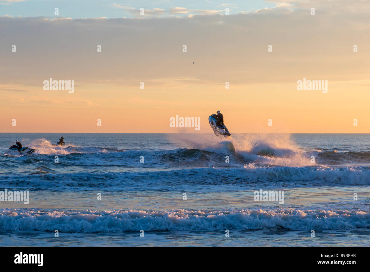 Bournemouth, Dorset, Regno Unito. 27 Dicembre 2018. Gli appassionati di moto d'acqua, alla luce della sera, esibiscono le loro abilità e i loro trucchi, si divertono a emozionare la folla sulla spiaggia e sul molo. Gli appassionati di moto d'acqua jetski jetski jet ski jetski jetski jetski ski ski ski jetski ski ski ski. Credit: Carolyn Jenkins/Alamy Live News Foto Stock