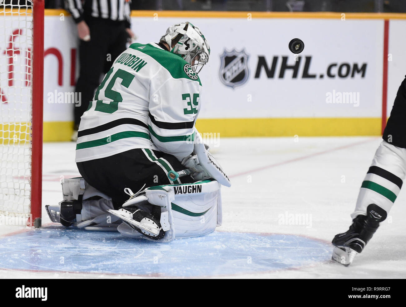 Nashville, Tennessee, Stati Uniti d'America. 27 Dic, 2018. Dallas Stars goaltender Anton Khudobin (35) ha il puck deviare fuori della sua maschera durante un college football bowl gioco tra la Purdue Boilermakers e la Auburn Tigers di Nissan Stadium in Nashville TN a dicembre 27th, 2018 (foto di Steve Roberts/Icona Sportswire) Credito: Cal Sport Media/Alamy Live News Foto Stock