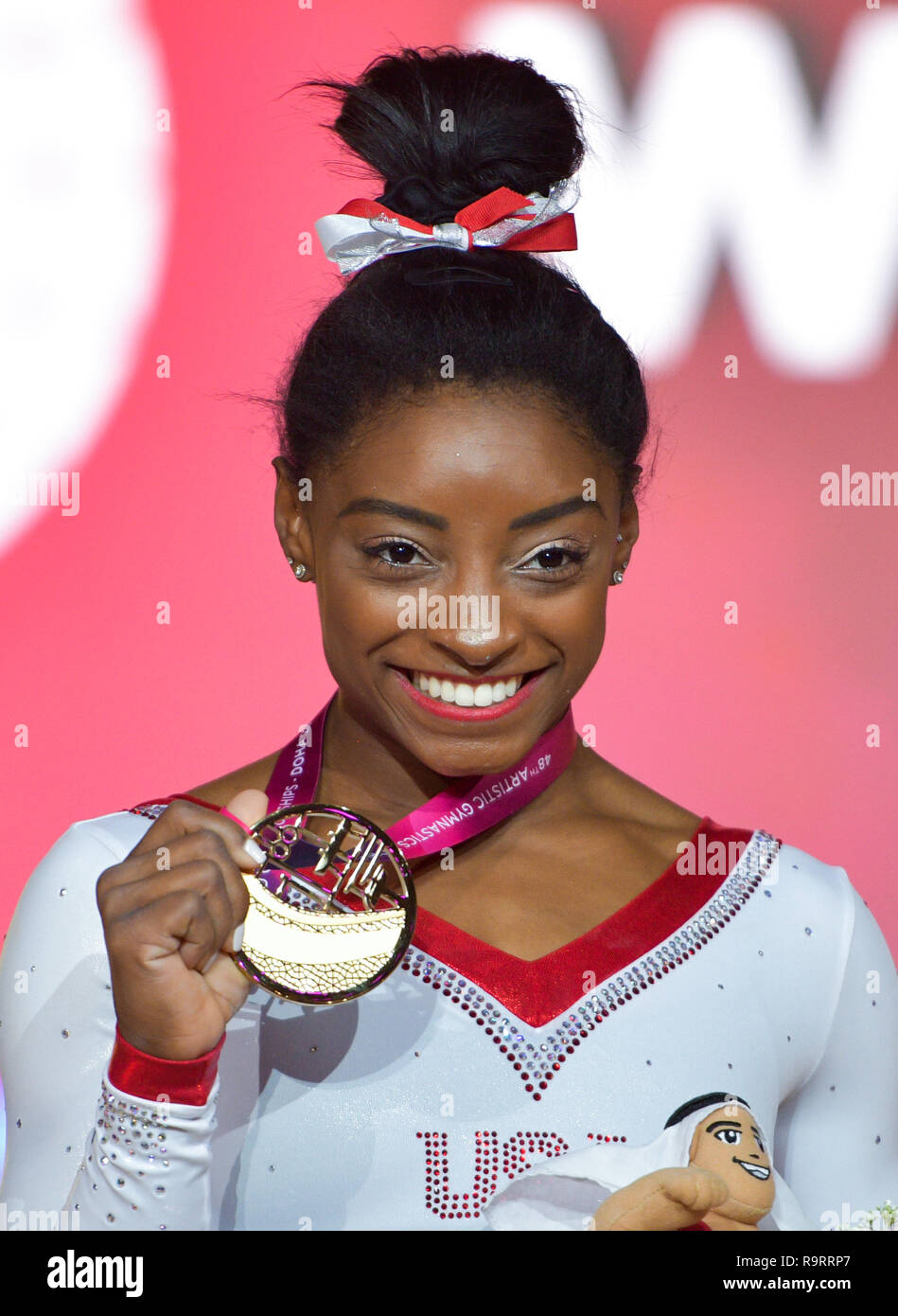 (181228) -- PECHINO, Dic 28, 2018 (Xinhua) -- File foto scattata il 9 novembre 2, 2018 mostra Simone Biles degli Stati Uniti pone durante la premiazione delle donne vault finale al 2018 figura di Ginnastica Artistica Campionati del Mondo a Doha, capitale del Qatar. Al 2018 mondiale di ginnastica artistica Championships di Doha, il 21-anno-vecchio Biles insaccò quattro medaglie d'oro all'evento di team, tutto tondo, cavallo e esercizi a terra, diventando il ginnasta con il mondo più medaglie d oro di qualsiasi genere con 14. Ha anche vinto un argento in barre irregolari e un bronzo nella trave di equilibrio per diventare la prima ginnasta si Foto Stock