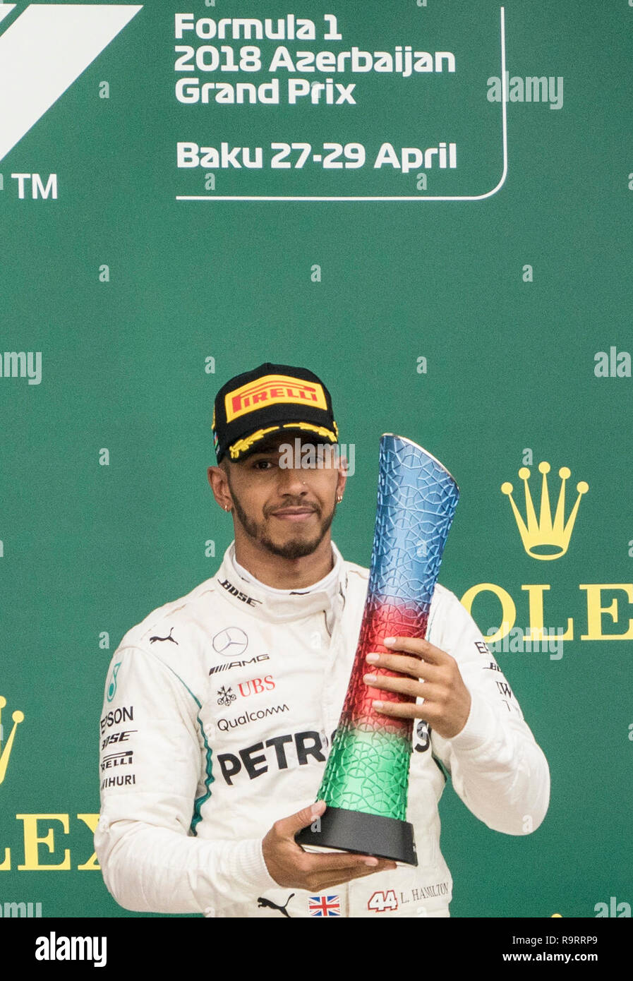 Pechino, Cina. 29 apr, 2018. File foto prese il 29 aprile 2018 mostra di Mercedes Lewis Hamilton di Gran Bretagna celebra con il suo trofeo sul podio durante la cerimonia di premiazione per Azerbaigian FORMULA ONE Grand Prix a Baku, in Azerbaijan. Il 33-anno-vecchio Hamilton ha vinto 11 Gran Premio titoli e rivendicato il suo quinto campionato del mondo di Formula Uno, unendo Juan Manuel Fangio (5) e Michael Schumacher (7) come driver con cinque o più titoli mondiali. Credito: Wu Zhuang/Xinhua/Alamy Live News Foto Stock