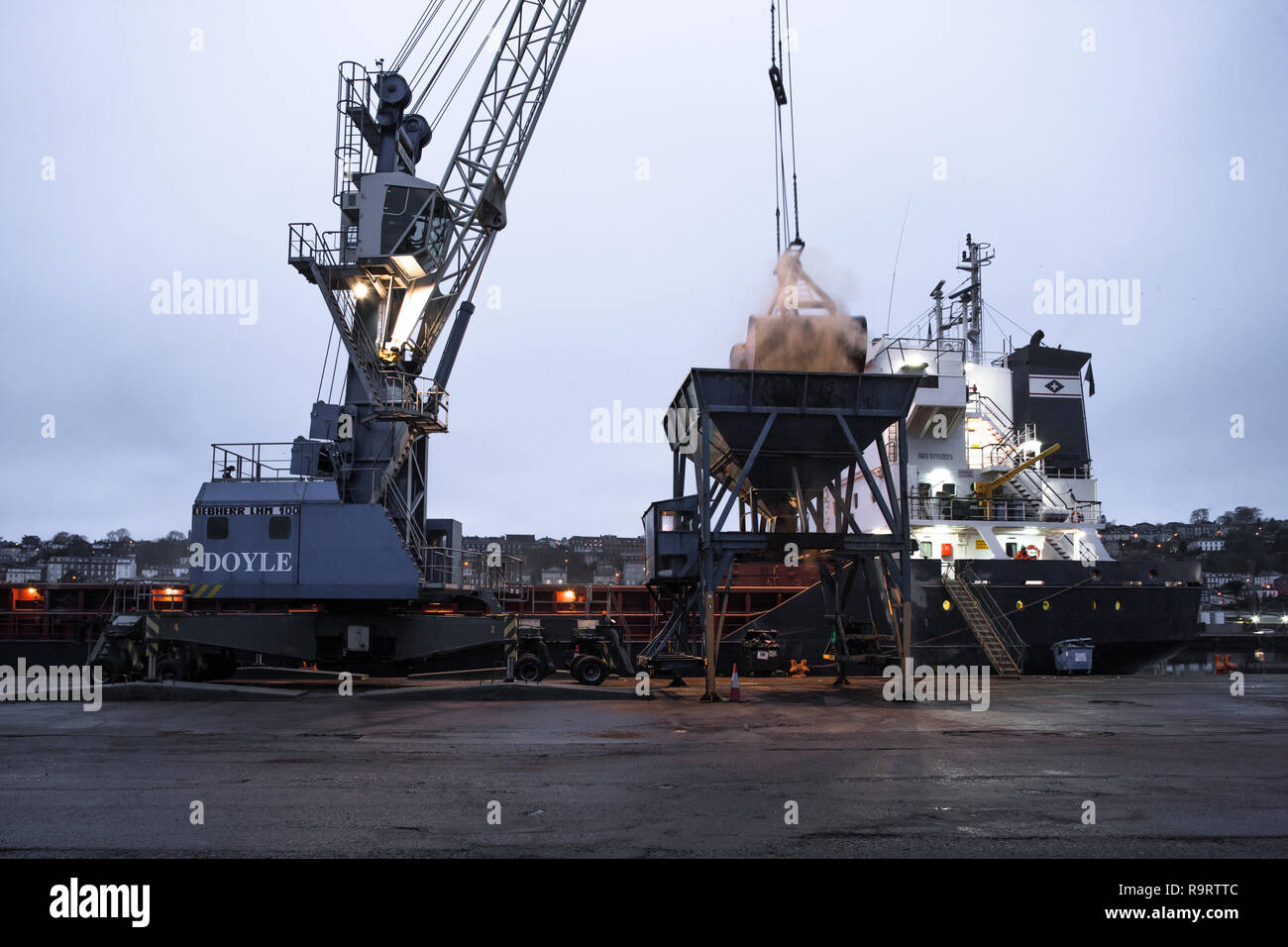 La città di Cork, Cork, Irlanda. 28 dicembre, 2018. Nave cargo Brufjell offload della alimentazione animale su Kennedy Quay, Cork, Irlanda. Credito: David Creedon/Alamy Live News Foto Stock