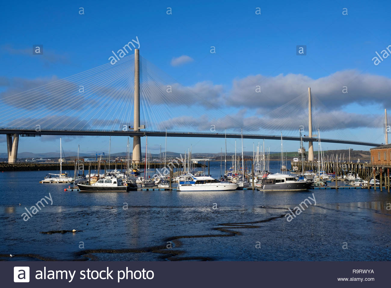 South Queensferry, Regno Unito. Il 28 dicembre, 2018. Tempo soleggiato su Port Edgar Marina, South Queensferry con la Queensferry Crossing. Credito: Craig Brown/Alamy Live News Foto Stock