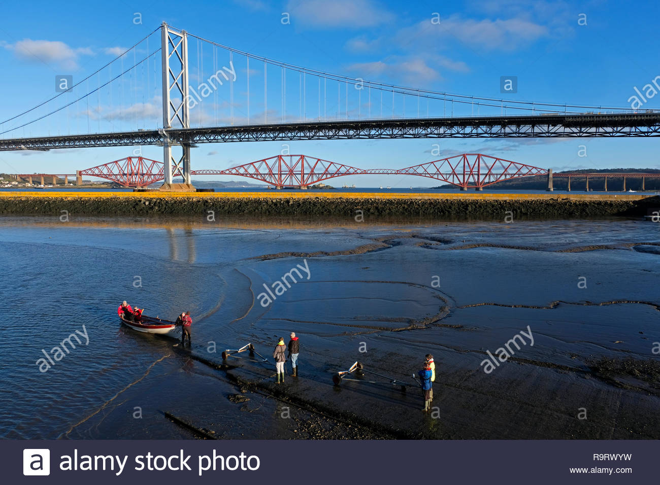South Queensferry, Regno Unito. Il 28 dicembre, 2018. Tempo soleggiato su South Queensferry con il Forth Bridge s. Credito: Craig Brown/Alamy Live News Foto Stock