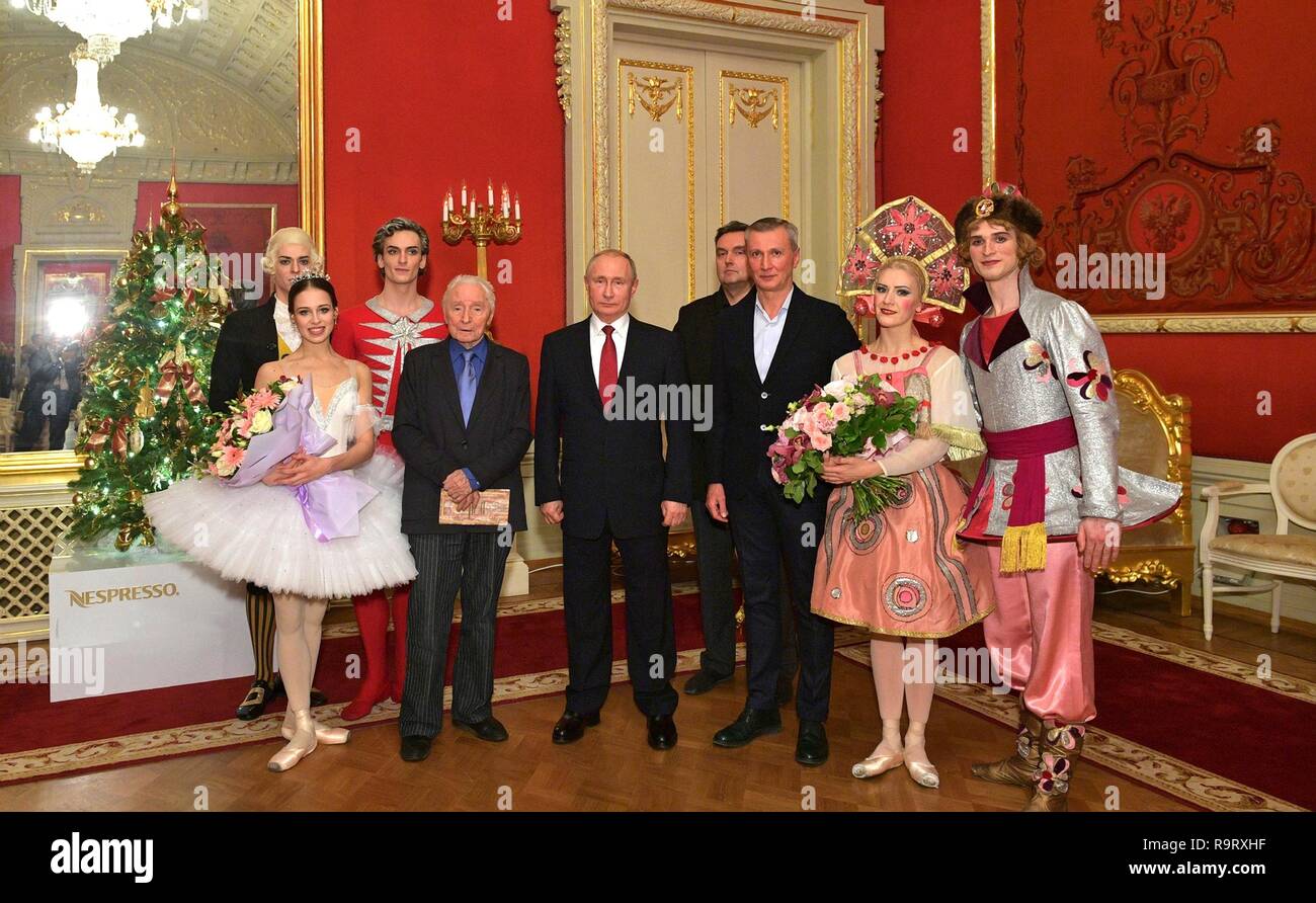 Il presidente russo Vladimir Putin pone con i membri del Bolshoi Ballet Company dopo una prestazione dello schiaccianoci durante l annuale Anno Nuovo gala presso il Teatro Bolshoi Dicembre 27, 2018 a Mosca, in Russia. Foto Stock