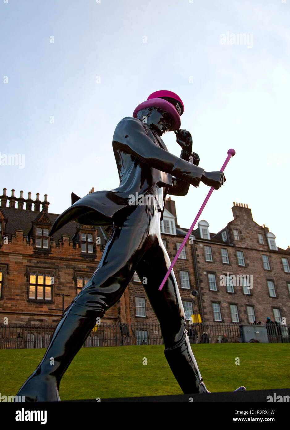 Edimburgo, Scozia, Regno Unito. 28 dic 2018. Edinburgh Hogmanay 19, Edimburgo, Scozia, Regno Unito. 28 dic 2018. Edinburgh Hogmanay 19, cinque Johnnie Walker's 'striding uomini' statue sotto il castello presso il podio delle prestazioni sul tumulo in preparazione per il nuovo anno di festeggiamenti. La parte di strada è ospitato dalla marca di whisky Johnnie Walker. Foto Stock