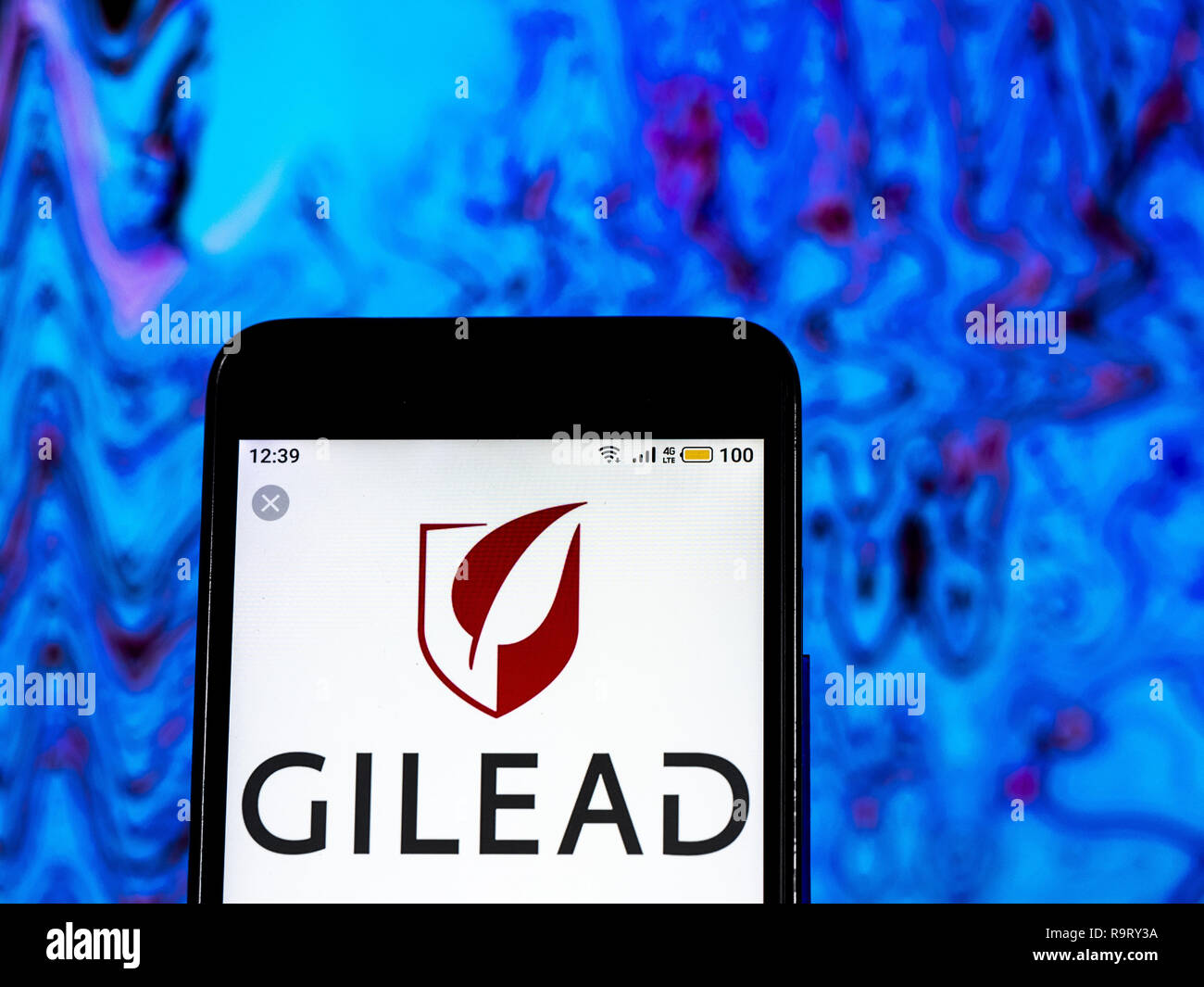 Dicembre 15, 2018 - Kiev, Ucraina - Gilead Sciences Biotecnologia logo azienda vede visualizzato su un telefono intelligente. (Credito Immagine: © Igor Golovniov/SOPA immagini via ZUMA filo) Foto Stock