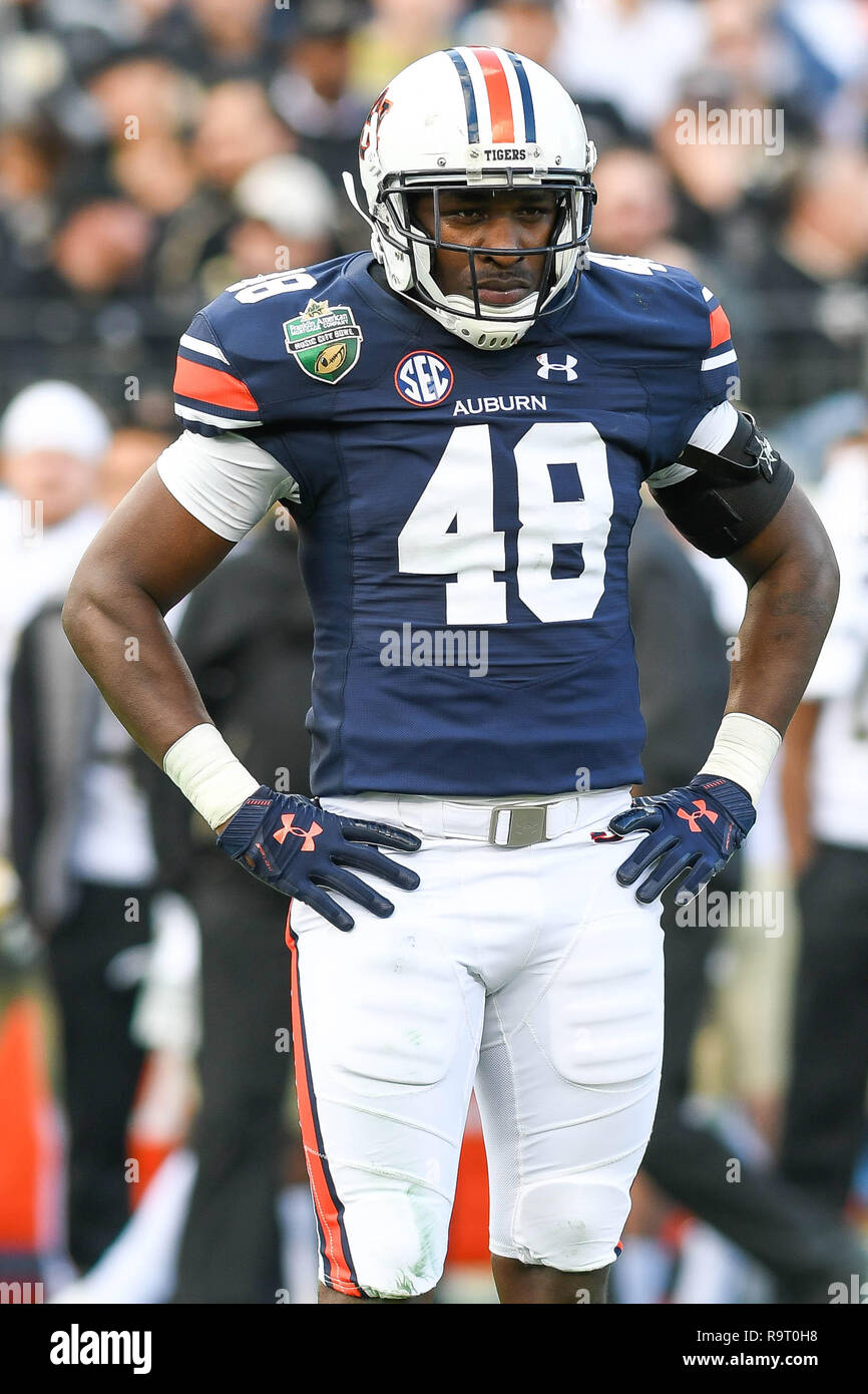 Nashville. 28 dicembre, 2018. Auburn Tigers linebacker Montavious Atkinson (48) durante il gioco tra la Purdue Boilermakers e la Auburn Tigers in the Franklin American ipoteca Music City Bowl di Nissan Stadium di Nashville. TN. Thomas McEwen/CSM/Alamy Live News Foto Stock