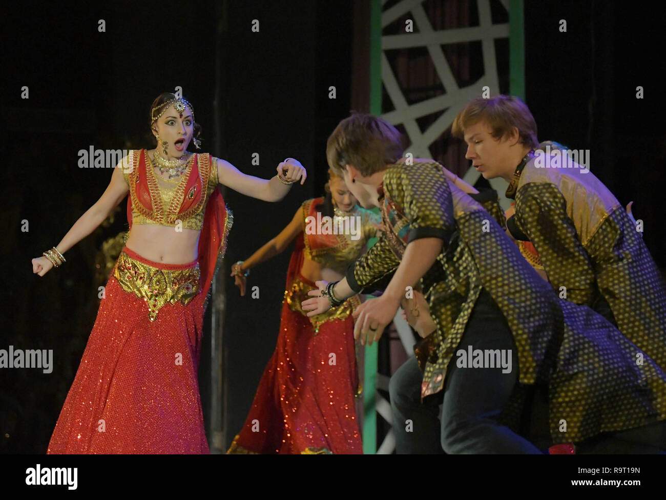 Danzatori provenienti dalla Russia sono visti eseguire durante il festival. Artisti provenienti da Russia e India esegue in un programma culturale denominato 'armonia 2018' durante la gioventù internazionale e festival culturali organizzati dalla nazionale Forum integrato di artisti e attivisti in Argatala, capitale del nord-est stato di Tripura. Foto Stock