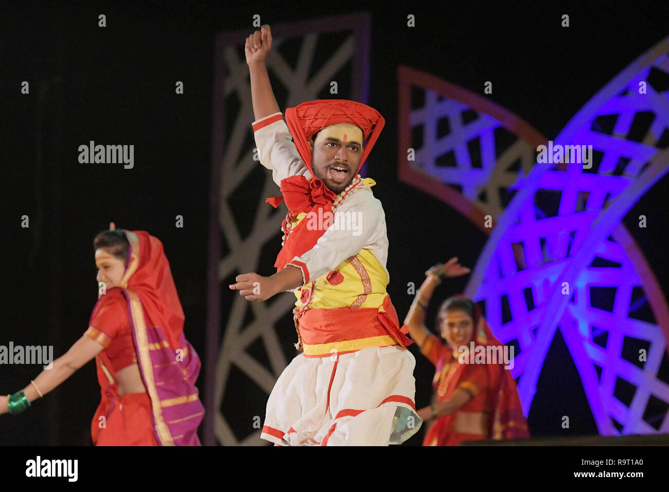 Ballerini di Maharasthra visto eseguire durante il festival. Artisti provenienti da Russia e India esegue in un programma culturale denominato 'armonia 2018' durante la gioventù internazionale e festival culturali organizzati dalla nazionale Forum integrato di artisti e attivisti in Argatala, capitale del nord-est stato di Tripura. Foto Stock