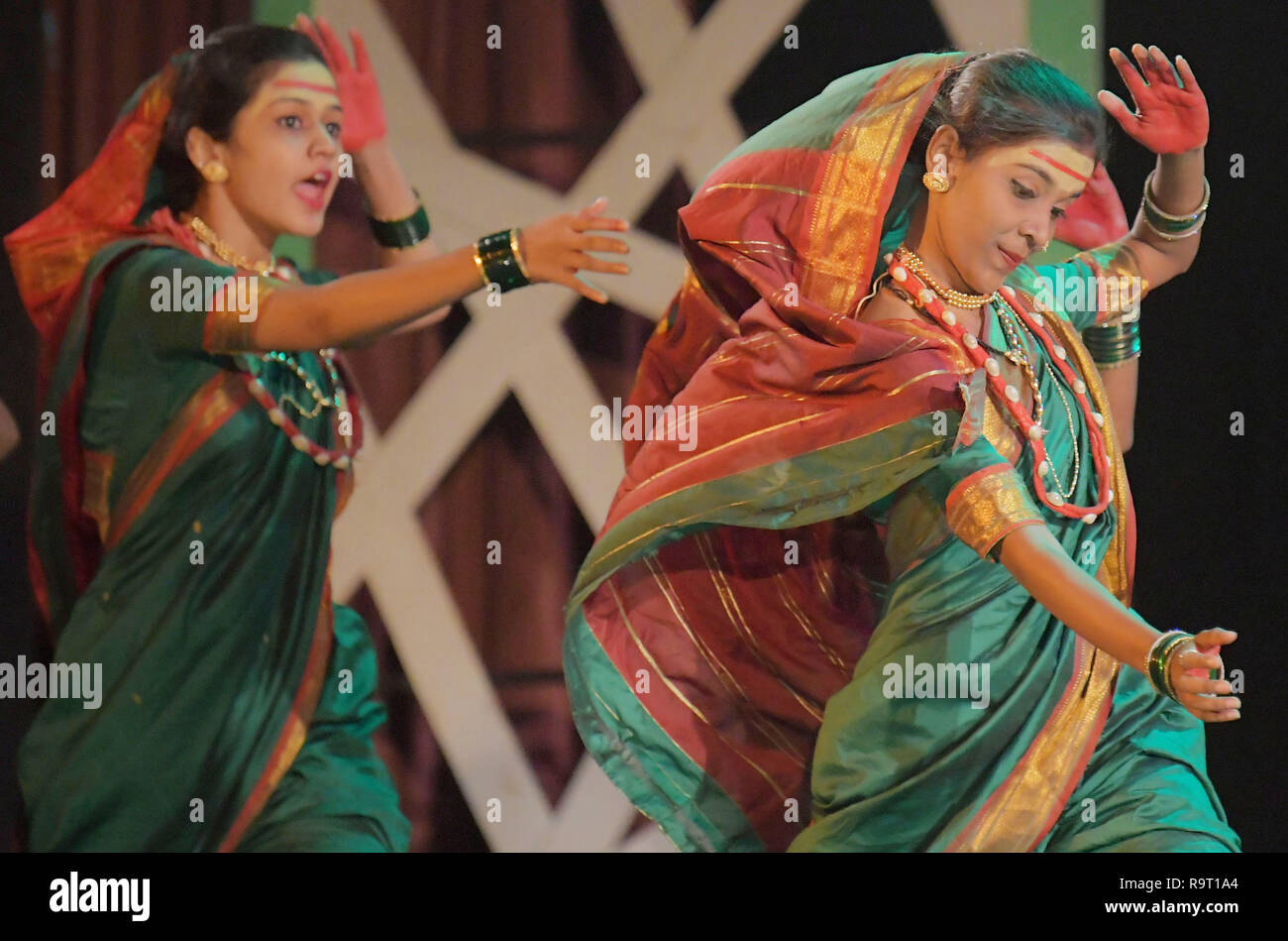 Danzatori provenienti da India sono visti eseguire durante il festival. Artisti provenienti da Russia e India esegue in un programma culturale denominato 'armonia 2018' durante la gioventù internazionale e festival culturali organizzati dalla nazionale Forum integrato di artisti e attivisti in Argatala, capitale del nord-est stato di Tripura. Foto Stock