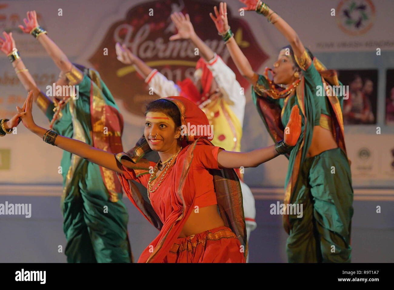 Danzatori provenienti da India sono visti eseguire durante il festival. Artisti provenienti da Russia e India esegue in un programma culturale denominato 'armonia 2018' durante la gioventù internazionale e festival culturali organizzati dalla nazionale Forum integrato di artisti e attivisti in Argatala, capitale del nord-est stato di Tripura. Foto Stock