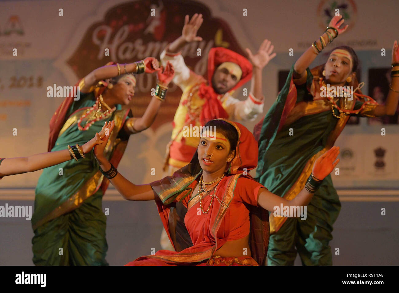 Ballerini di Maharasthra sono visti eseguire durante il festival. Artisti provenienti da Russia e India esegue in un programma culturale denominato 'armonia 2018' durante la gioventù internazionale e festival culturali organizzati dalla nazionale Forum integrato di artisti e attivisti in Argatala, capitale del nord-est stato di Tripura. Foto Stock