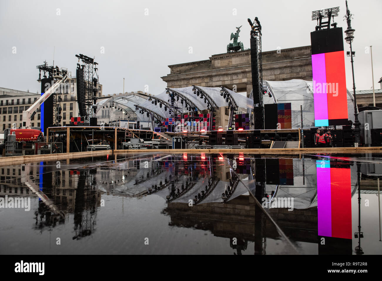 Berlino, Germania. 29 Dic, 2018. La fase presso la Porta di Brandeburgo è riflessa in una pozza di pioggia. Lì i preparativi per la festa di Capodanno sulla 31.12.2018 Sono in corso. Credito: Paolo Zinken/dpa/Alamy Live News Foto Stock