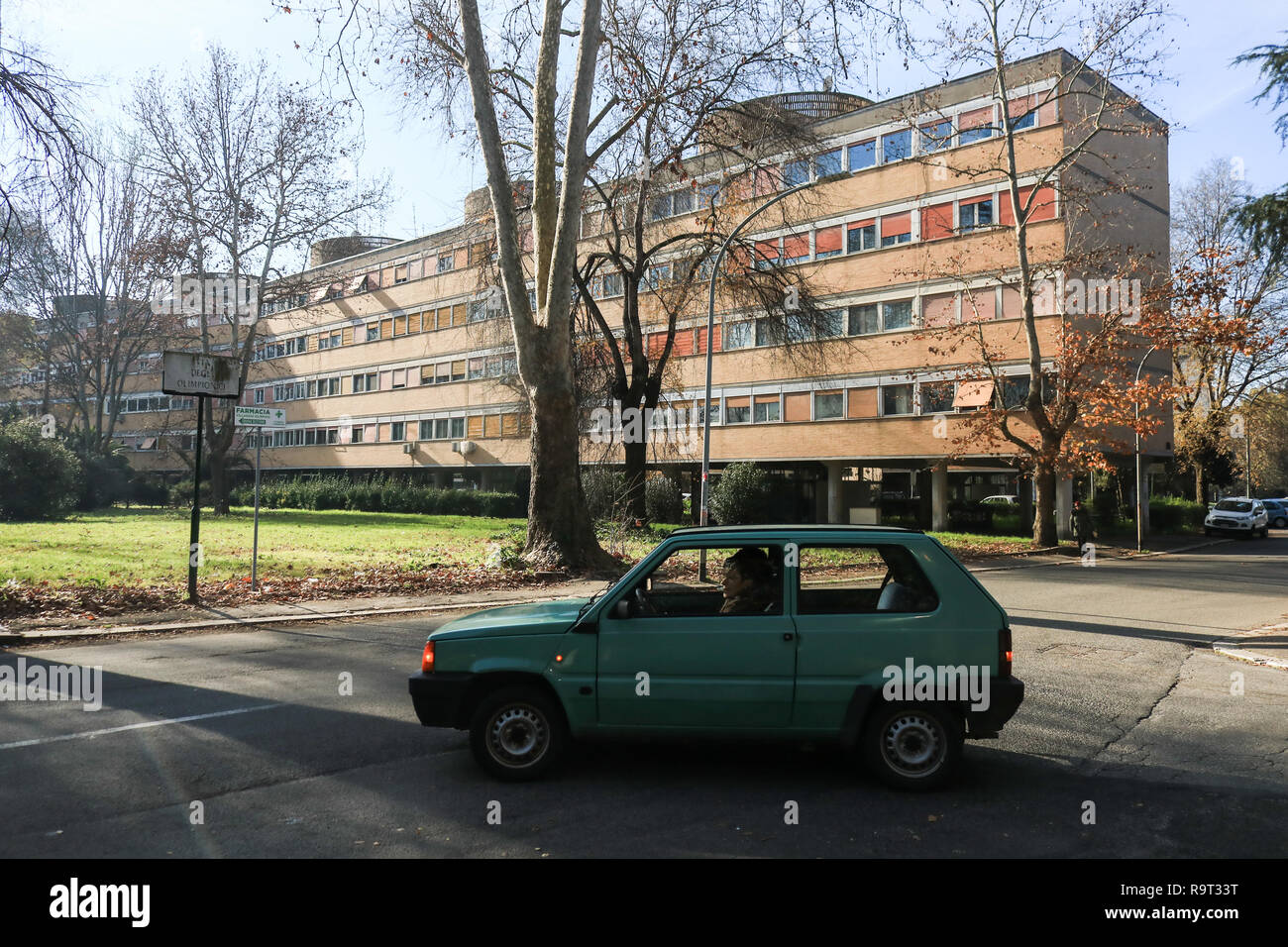 Roma, Italia. 29 Dic, 2018. Una vista dell'ex villaggio olimpico utilizzata per ospitare gli atleti per 83 paesi concorrenti è inondata di sole come Roma esperienze unseasonably tempo caldo per il mese di dicembre. Roma ha ospitato il 1960 Olimpiadi di estate che è stata ufficialmente conosciuta come la XVII Olimpiade di credito: amer ghazzal/Alamy Live News Foto Stock