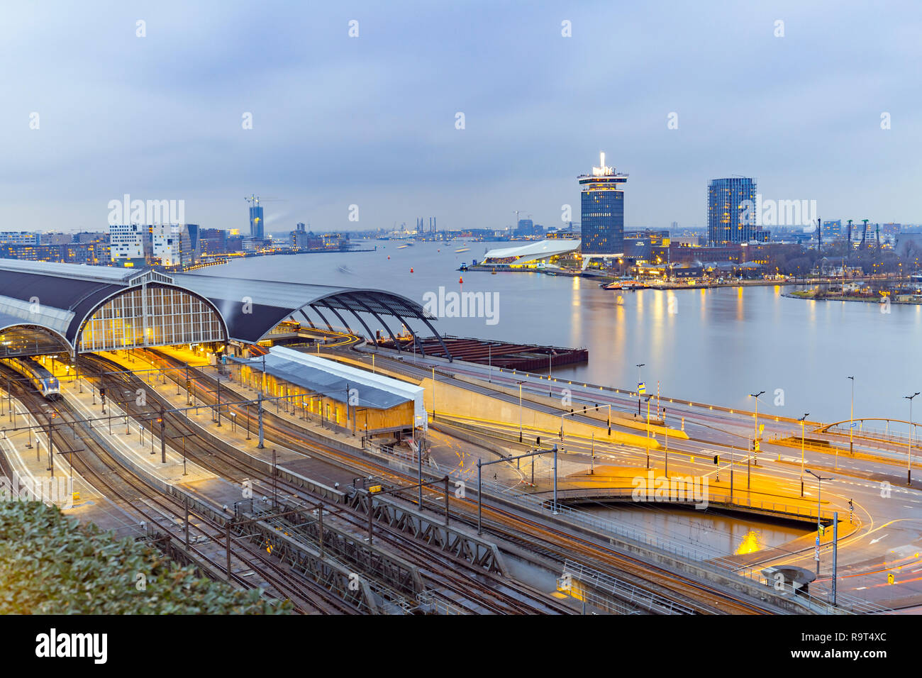 Vista del Amsterdam stazione ferroviaria Foto Stock