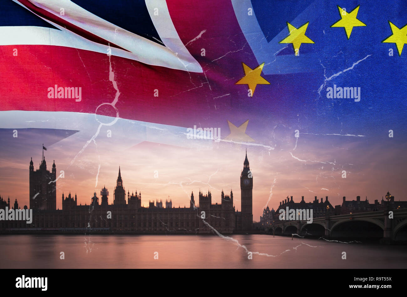 No Deal Brexit Concetto di immagine di cricche su immagine di Londra con UK e UE bandiere in immagine Foto Stock