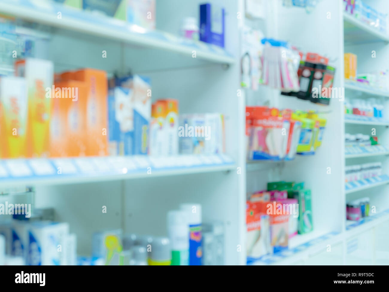 Foto sfocata di medicina ripiano in drug store. Farmacia shop interni. Prodotti farmaceutici in farmacia. Medical negozio di vendita al dettaglio. Farmacia in hospi Foto Stock