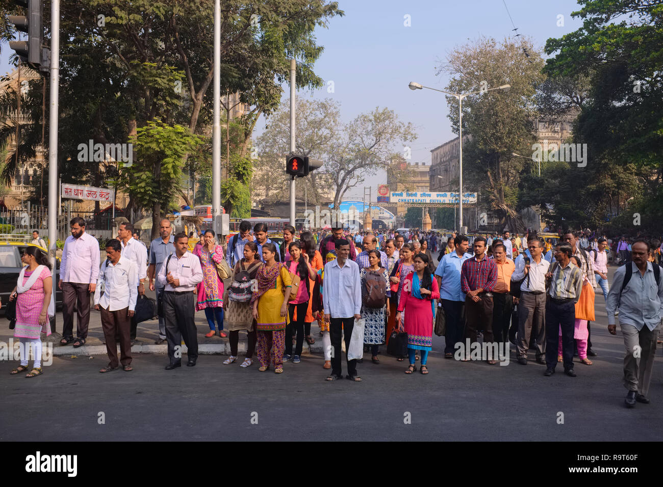 Mattina pendolari versare fuori di Chhatrapati Shivaji Maharaj Terminus, la più trafficata Stazione ferroviaria di Mumbai, in India, a continuare a loro nei luoghi di lavoro Foto Stock