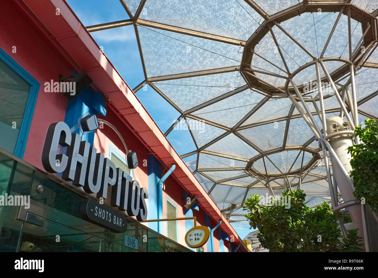 Al di fuori di Chupitos Bar a Clarke Quay, Singapore, una delle città-stato del popolare di intrattenimento e destinazioni di cibo Foto Stock