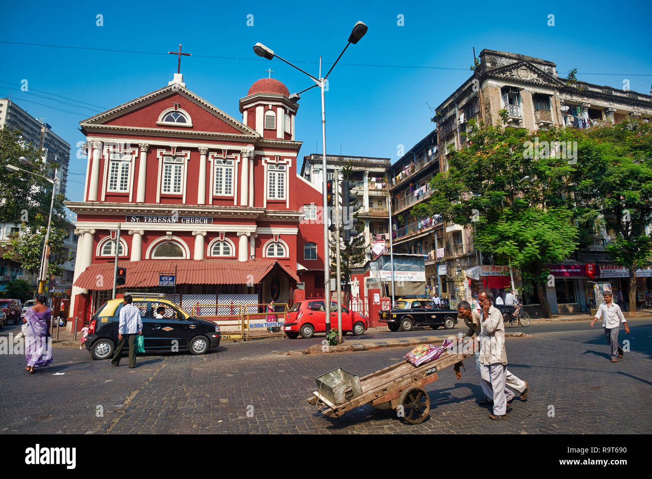 La chiesa rossa di Santa Teresa, chiamata anche Chiesa portoghese, in Charni Road, Girgaum (Girgaon), Mumbai, India Foto Stock
