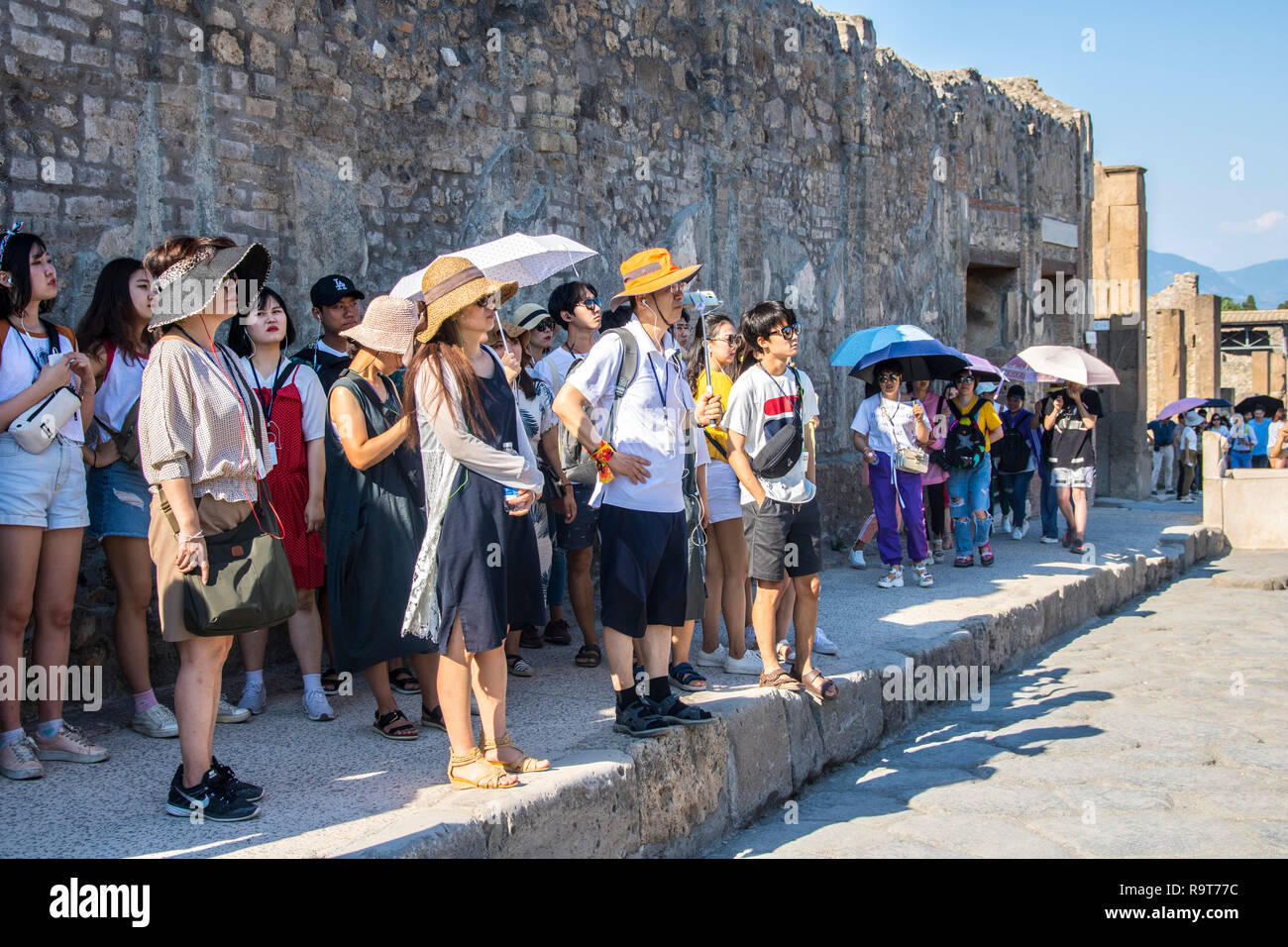 I turisti giapponesi, cappelli tettoie Ombrello Ombrelloni ,ombreggiatura  sun, Pompei, Italia concetto turistico, viaggio visitare esplorare  esplorare giornata calda del parasole sun Foto stock - Alamy