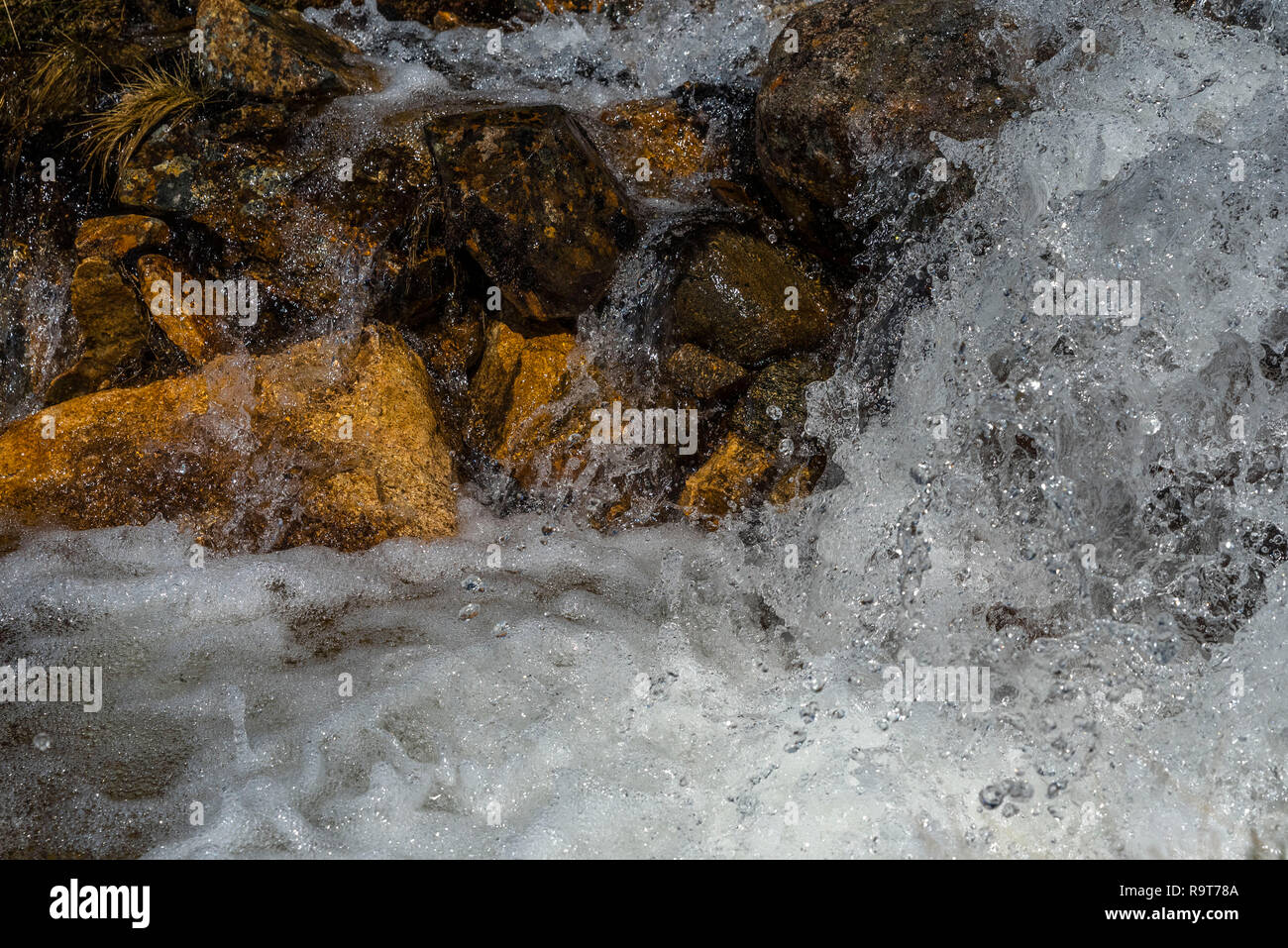 Stormy flusso che scorre su rocce scintillanti. La Norvegia. Foto Stock