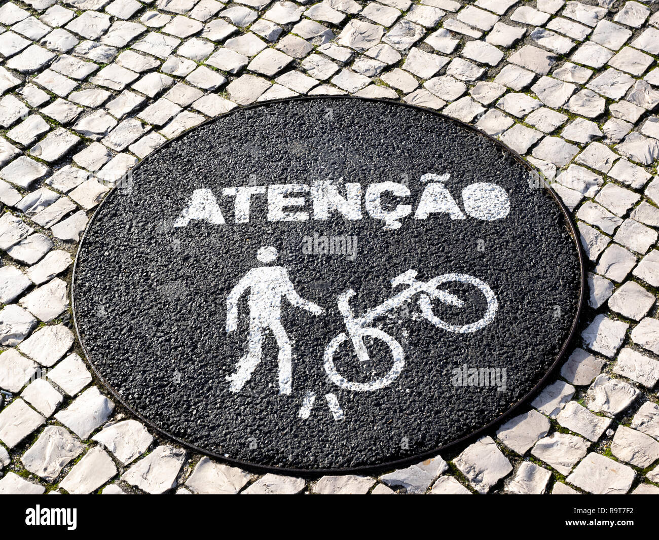 Lisbona - Portogallo, segno di avvertimento, non camminare sul percorso per biciclette Foto Stock