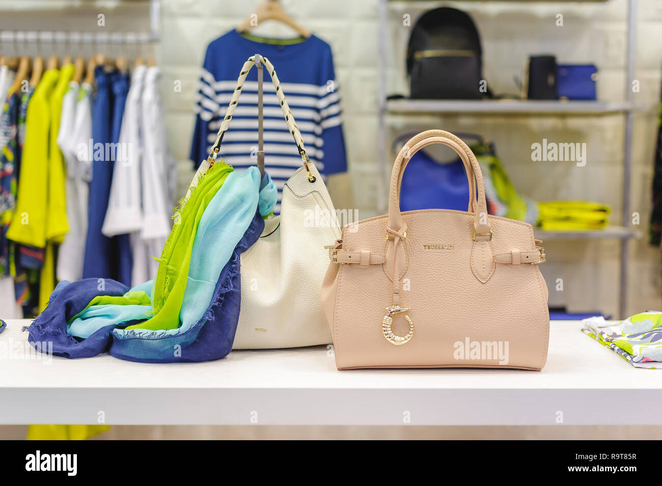 Russia, Novosibirsk - Aprile 25, 2018: interni di abbigliamento femminile e accessori boutique negozio Emporio / TRUSSARDI Borse Borse donna e accesso Foto Stock