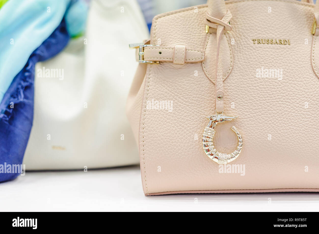 Russia, Novosibirsk - Aprile 25, 2018: interni di abbigliamento femminile e accessori boutique negozio Emporio / TRUSSARDI Borse Borse donna e accesso Foto Stock