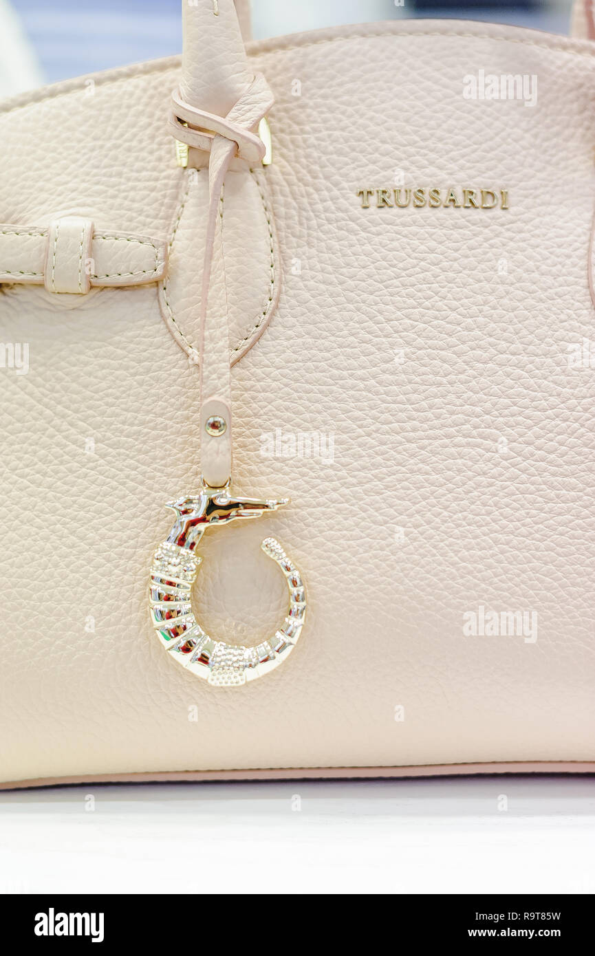 Russia, Novosibirsk - Aprile 25, 2018: interni di abbigliamento femminile e accessori boutique negozio Emporio / TRUSSARDI Borse Borse donna e accesso Foto Stock
