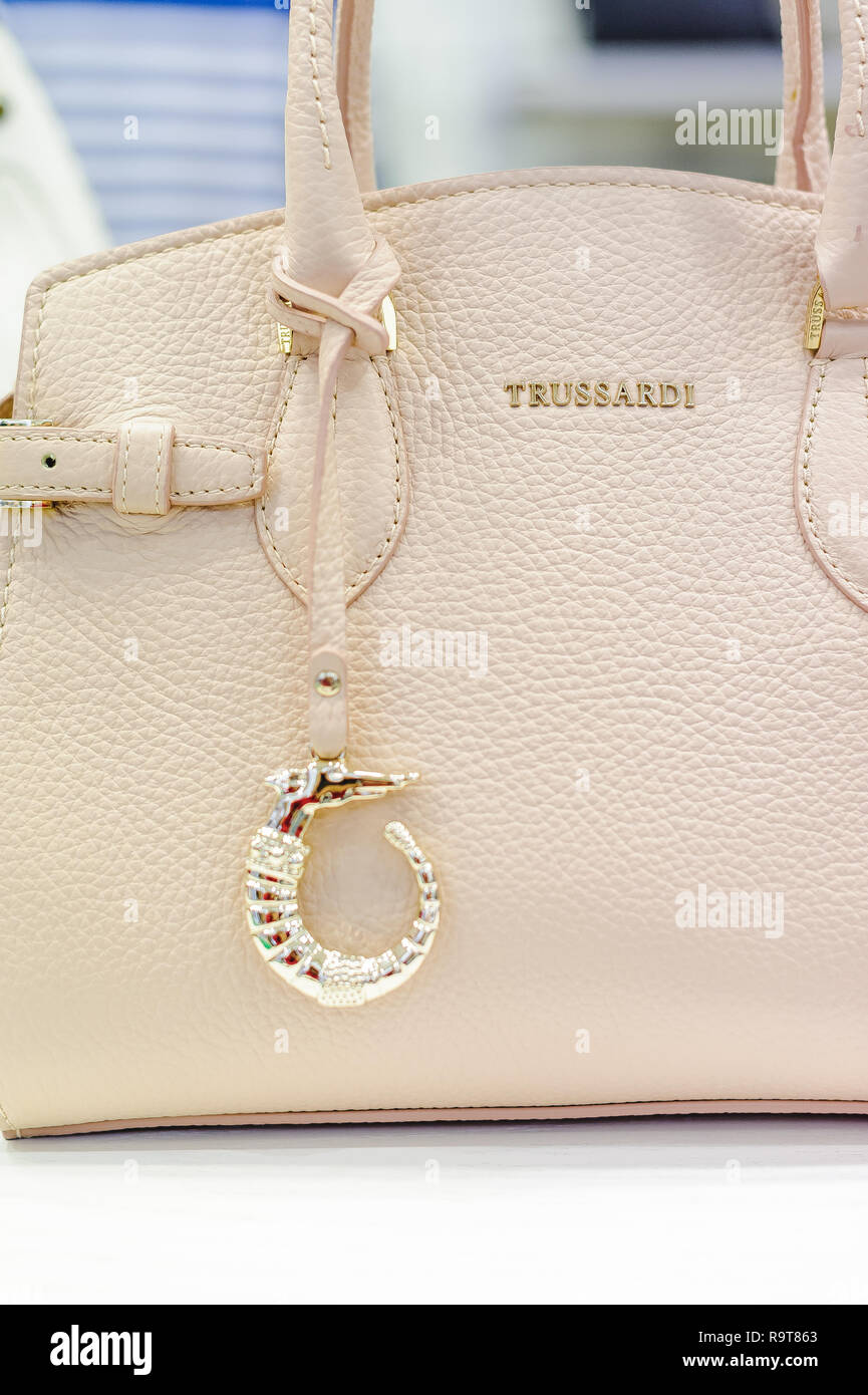 Russia, Novosibirsk - Aprile 25, 2018: interni di abbigliamento femminile e accessori boutique negozio Emporio / TRUSSARDI Borse Borse donna e accesso Foto Stock