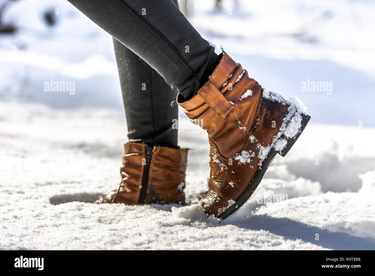 Donna stivali in neve, le scarpe marrone per l'inverno Foto stock - Alamy