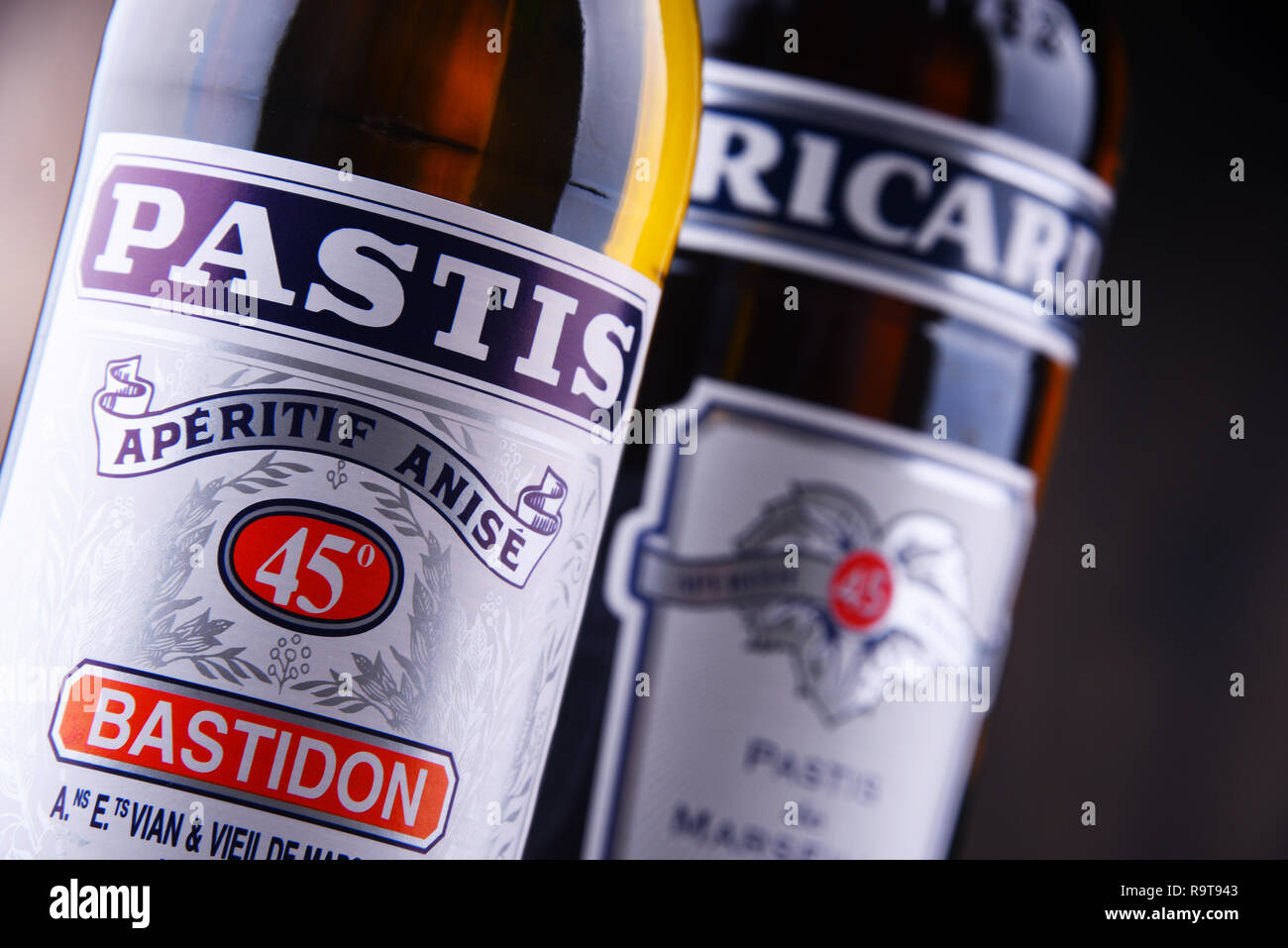 POZNAN, POL - 8 agosto 2018: bottiglie di due famosi pastis liquori: Ricard e Pastis, anice e liquirizia-Aperitivi aromatizzati. Foto Stock