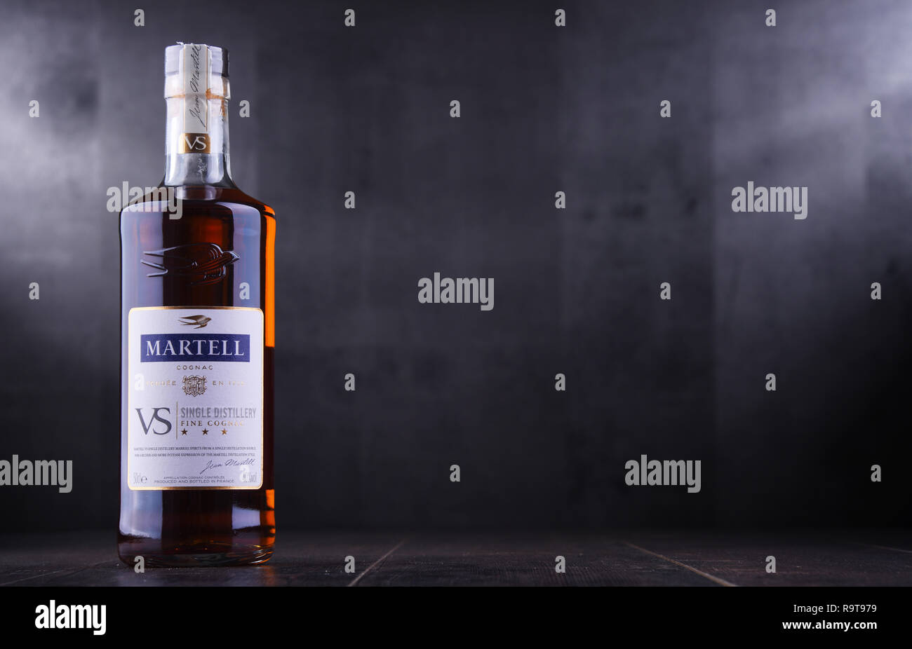 POZNAN, POL - Sep 27, 2018: bottiglia di cognac Martell, un marchio fondata nel 1715 da Jean Martell, ora di proprietà del gruppo francese i vini e le bevande spiritose congolmerate Pern Foto Stock