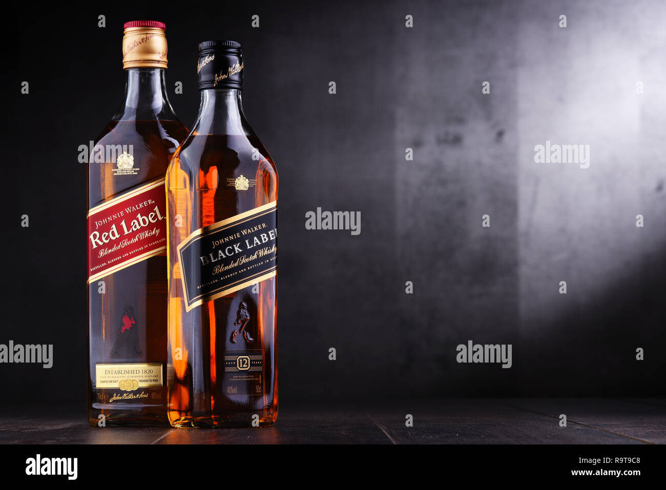 POZNAN, POL - 15 NOV 2018: bottiglie di Johnnie Walker, il più ampiamente distribuito la marca di Scotch whisky blended nel mondo con un fatturato di oltre 130 Foto Stock