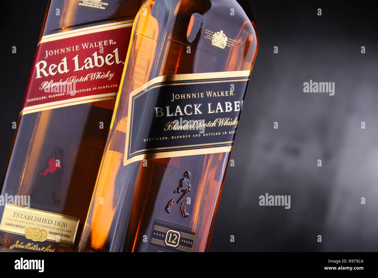 POZNAN, POL - 15 NOV 2018: bottiglie di Johnnie Walker, il più ampiamente distribuito la marca di Scotch whisky blended nel mondo con un fatturato di oltre 130 Foto Stock