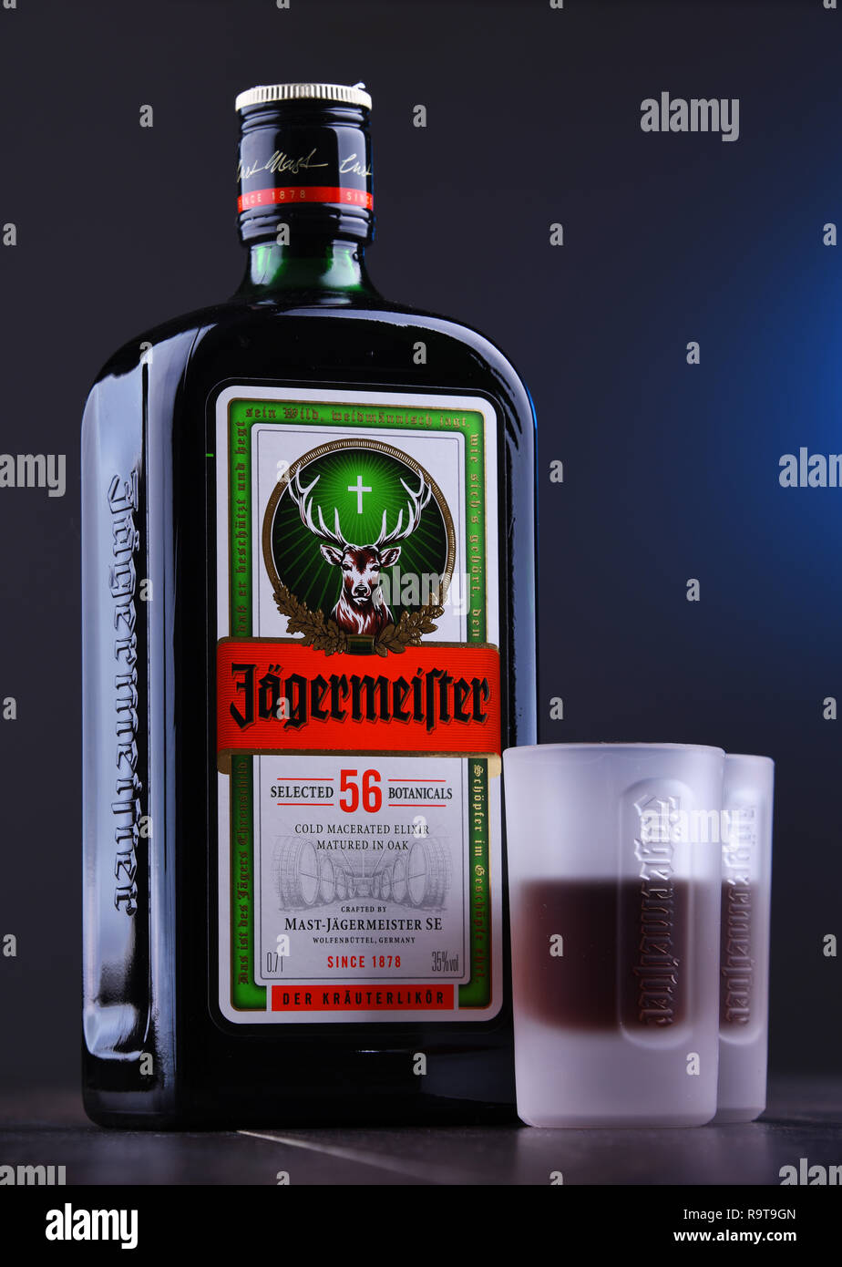 POZNAN, Polonia - Nov 29, 2018: Bottiglia di Jagermeister, Tedesco il digestivo realizzato con 56 erbe e spezie, il prodotto di punta del Mast-Jagermeister SE Foto Stock