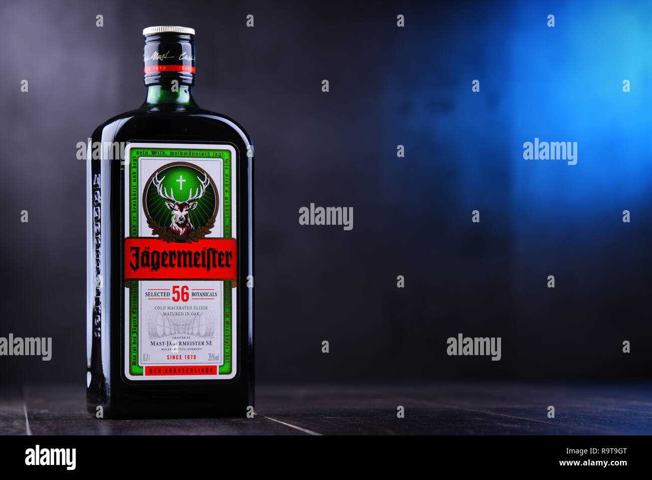 POZNAN, Polonia - Nov 29, 2018: Bottiglia di Jagermeister, Tedesco il digestivo realizzato con 56 erbe e spezie, il prodotto di punta del Mast-Jagermeister SE Foto Stock
