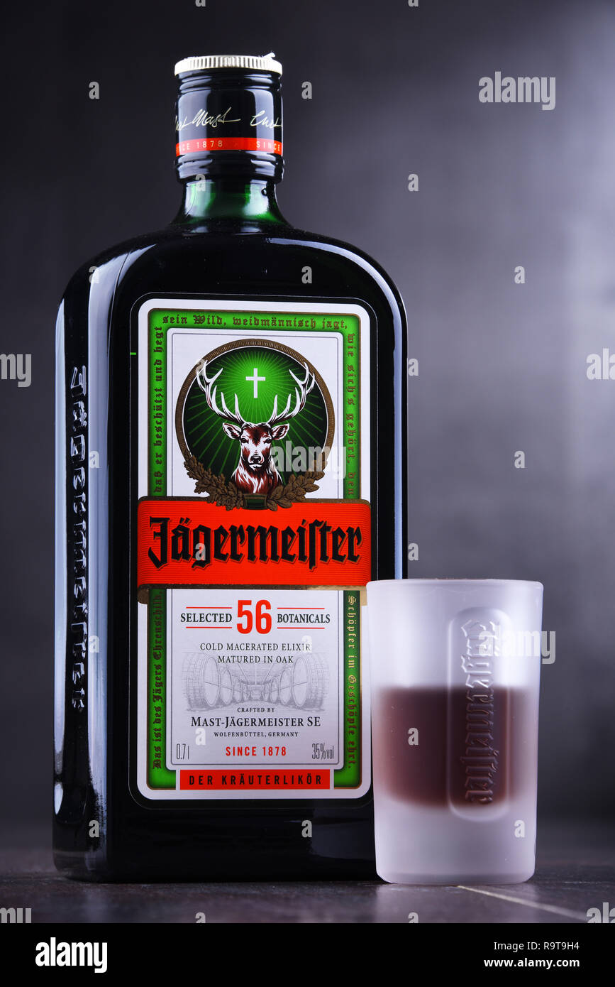 POZNAN, Polonia - Nov 29, 2018: Bottiglia di Jagermeister, Tedesco il digestivo realizzato con 56 erbe e spezie, il prodotto di punta del Mast-Jagermeister SE Foto Stock