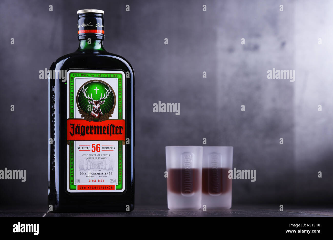 POZNAN, Polonia - Nov 29, 2018: Bottiglia di Jagermeister, Tedesco il digestivo realizzato con 56 erbe e spezie, il prodotto di punta del Mast-Jagermeister SE Foto Stock