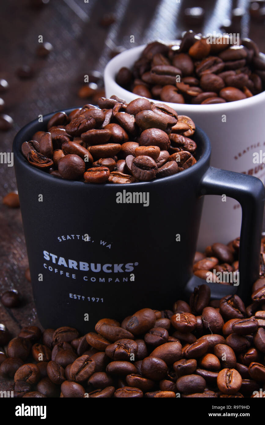 POZNAN, POL - Nov 29, 2018: Tazze di uno Starbucks Coffee Company e coffeehouse catena, fondata a Seattle, Wa. Stati Uniti d'America, nel 1971; ora la più grande azienda di Foto Stock