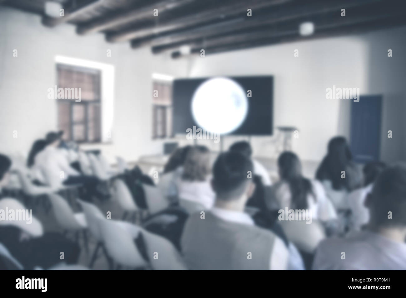 Immagine sfocata del team di produzione è seduto e in piedi, il presidente sta parlando con il progetto di business in studio televisivo station Foto Stock