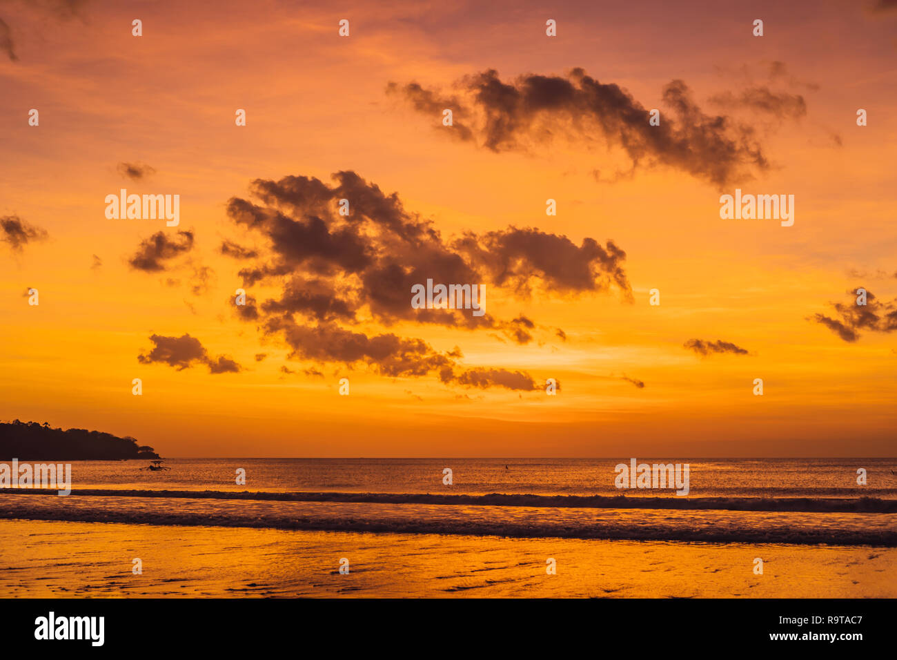 Spiaggia di Jimbaran Bali sun impostato vicino aeroporto internazionale Ngurah Rai, Situato a Pantai Kedonganan Jimbaran centrale mercato del pesce Foto Stock