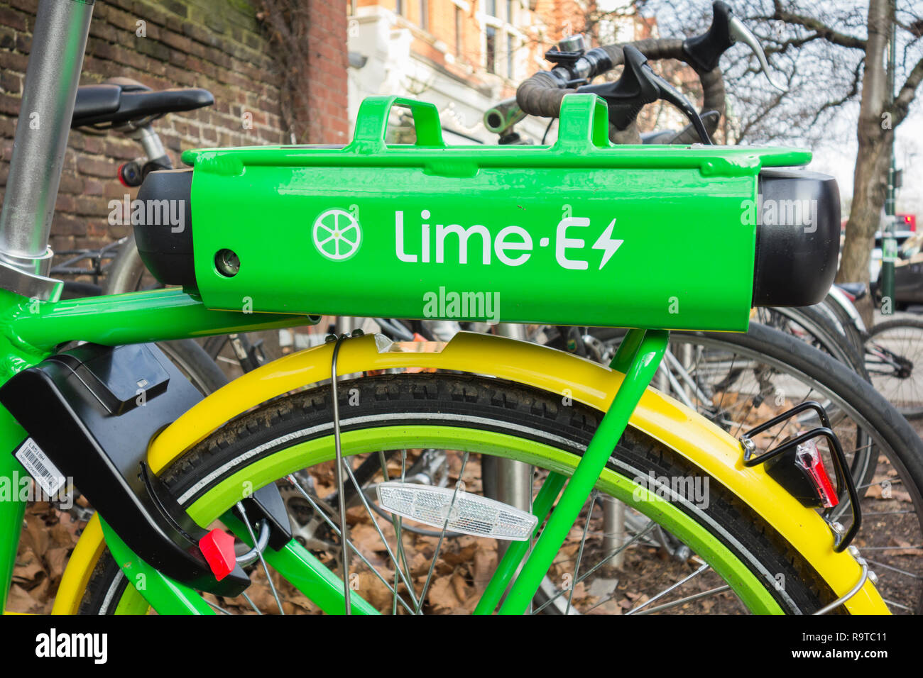Calce-E-a-GPS abilitato noleggio biciclette elettriche in regime di Londra Foto Stock