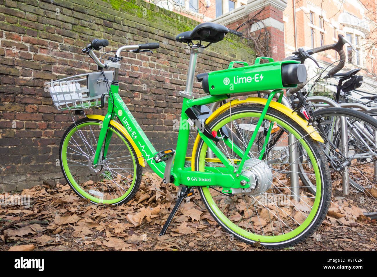 Calce-E-a-GPS abilitato noleggio biciclette elettriche in regime di Londra Foto Stock